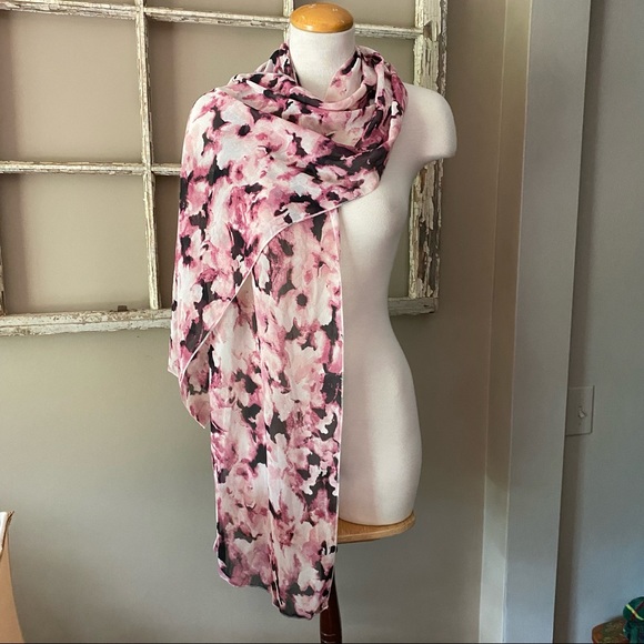 🌹Abstract rose and black floral design scarf - Picture 2 of 3